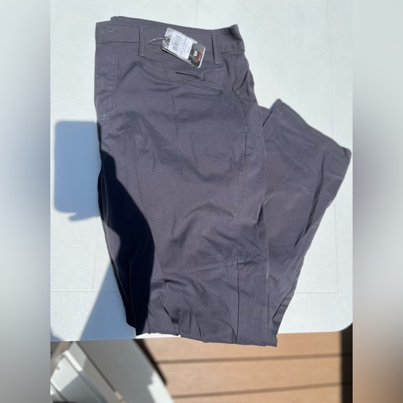 NWT Men’s mountain hard wear pants slate gray and white in wonderful condition!